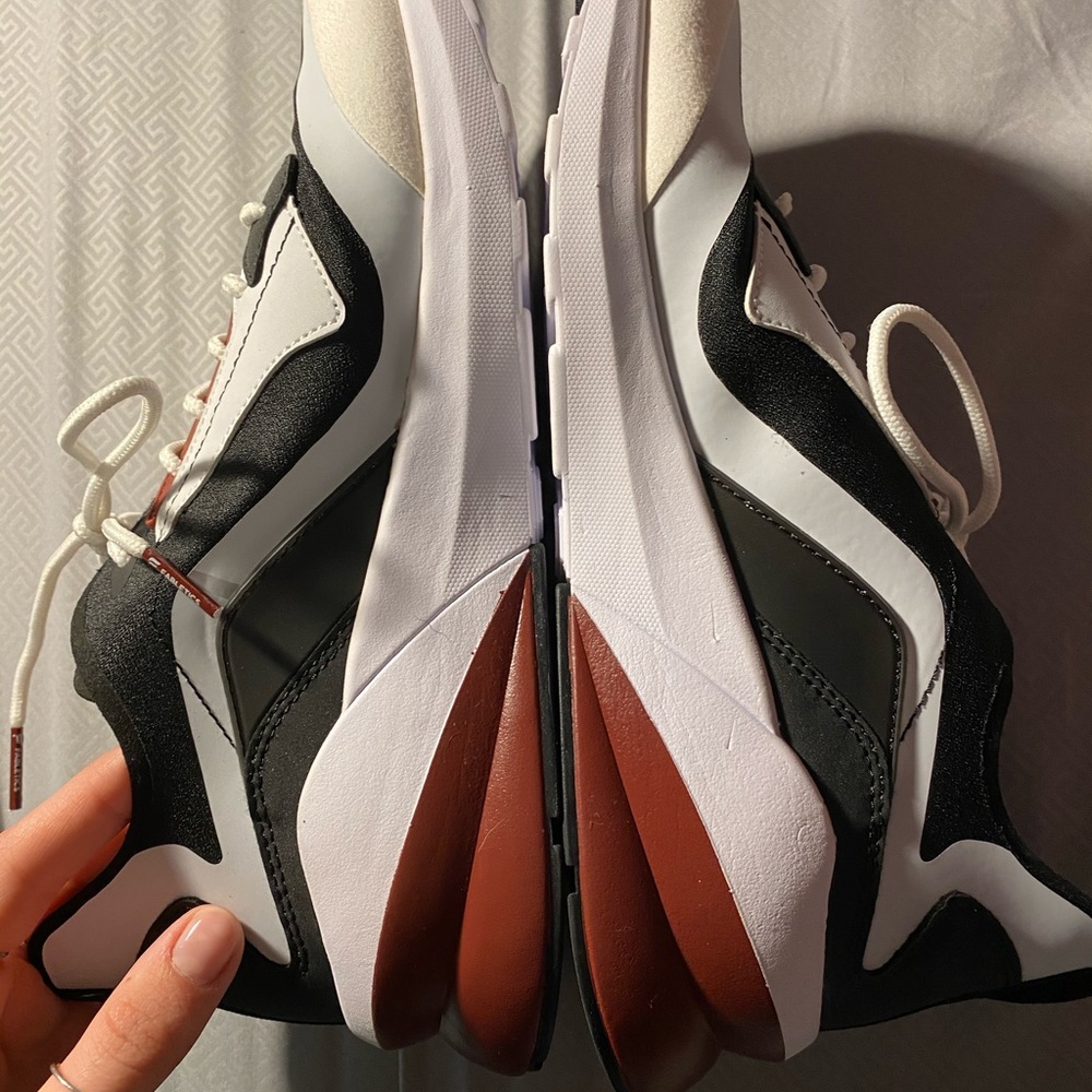 Fabletics tennis shoes